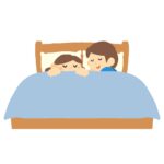 子どもと一緒に眠る父親の無料イラスト素材