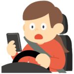 スマホを見ながら運転してハッとする女性の無料イラスト素材