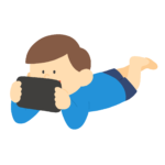 ゲームをする男の子（寝転がる・寝そべる）の無料イラスト素材