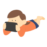 ゲームをする女の子（寝転がる）の無料イラスト素材