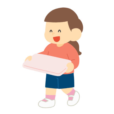 給食トレーを持つ女の子の無料イラスト｜給食当番素材